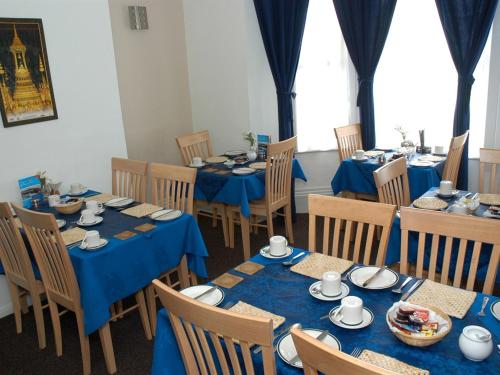福克斯通肯特米尔旅馆的一间配备有蓝色桌椅的用餐室