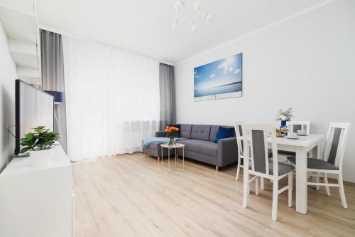 克拉科夫Apartment Smoluchowskiego Cracow by Renters的客厅配有沙发和桌子