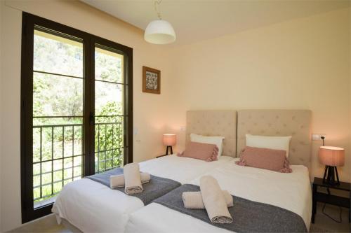 贝纳阿维斯Los Arqueros Las Jacarandas的卧室配有一张带两个枕头的大白色床