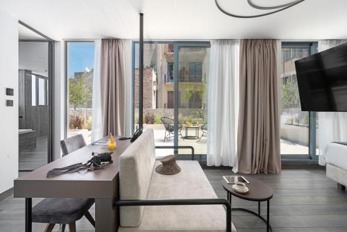 雅典Hellenic Vibes Smart Hotel的带沙发、桌子和电视的客厅