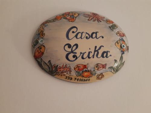 切萨雷奥港Casa Erica的标有读卡达奎卡的标牌的盘子