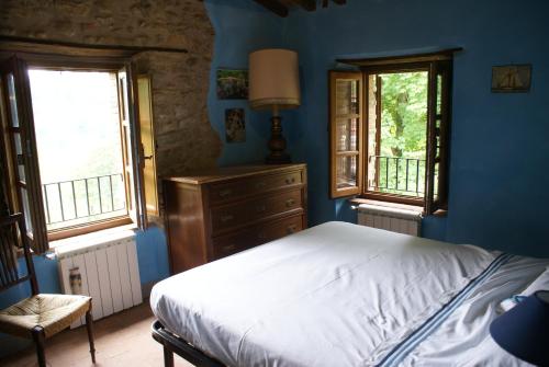 巴尔加Tradizione Toscana ristrutturata nel 2021的一间蓝色卧室,配有床和2个窗户