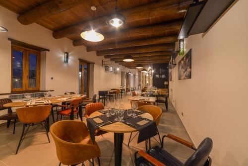 阿杰罗拉Antichi Orti del Sole的一间在房间内配有桌椅的餐厅
