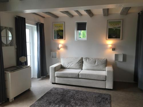 方蒂提斯Les Vallées的客厅配有白色沙发和窗户