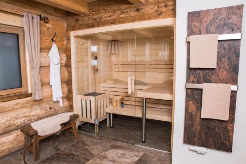 OberschwarzenbergBlockhausen Luxus Chalets的小木屋内带桑拿浴室的房间