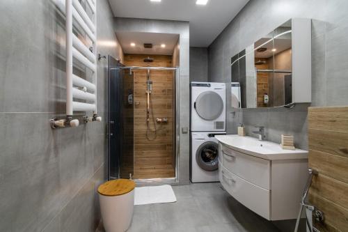 古多里7 Senses Luxury Apartment的一间带水槽和洗衣机的浴室
