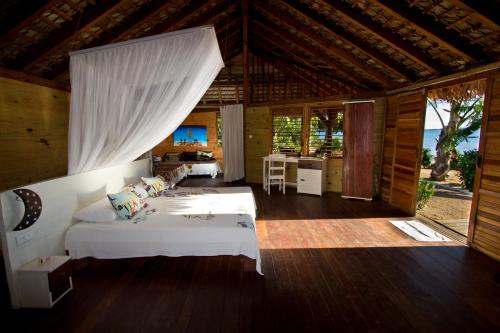 贝岛安佳马兰高海滩度假酒店的带厨房的客房内设有一间带两张床的卧室