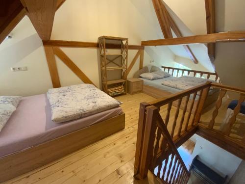 奈达斯密特勒度假屋的阁楼间设有两张床,铺有木地板