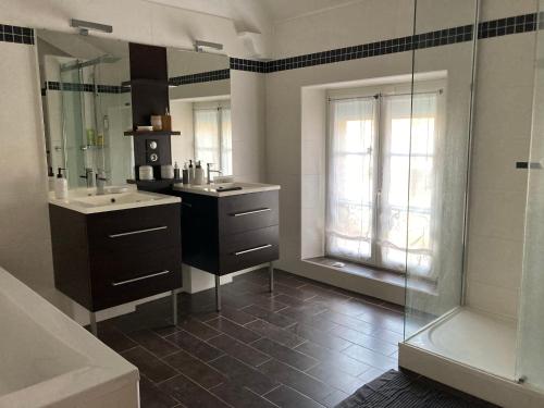 Villers-MarmeryLe Clos Adnet的带淋浴、盥洗盆和浴缸的浴室