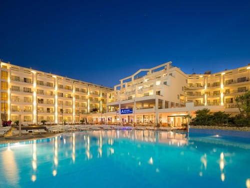 圣苏珊娜AQUA Hotel Aquamarina & Spa的酒店前方的大型游泳池