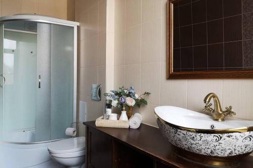 克莱佩达Cozy 2 room apartment in the Oldtown of Klaipeda的浴室配有盥洗盆、卫生间和浴缸。