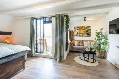 赞德沃特Zandvoort-17的一间卧室配有一张床和一张沙发