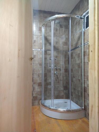 科隆TURISMO RURAL La Amorosa Club de Campo的浴室里设有玻璃门淋浴