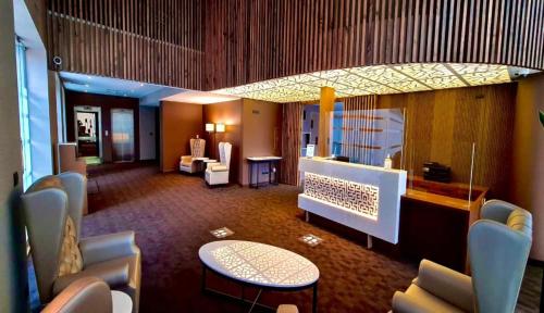 利马皮拉尔米拉弗洛雷斯酒店的酒店客房带大堂,带椅子和桌子