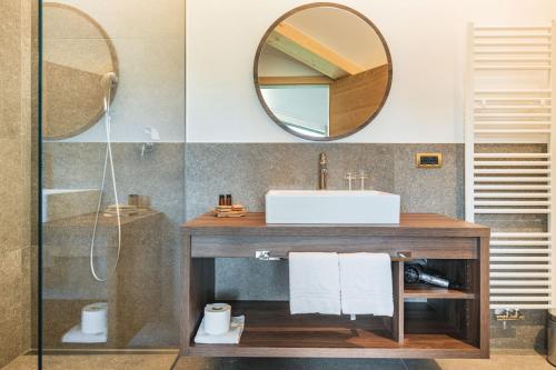 塞尔瓦迪加尔代纳山谷Garni Hotel Miara - Your Dolomites Home的一间带水槽和镜子的浴室