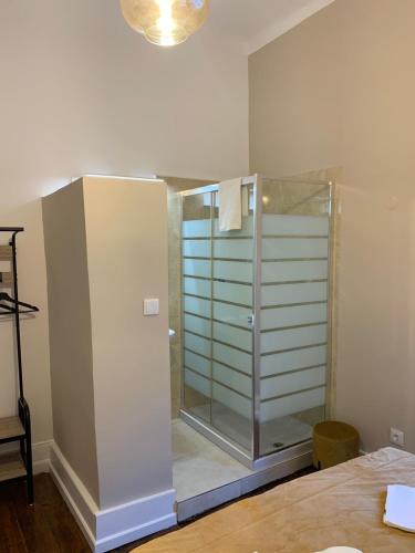 波尔图A Portuguesa Guest House的一间房间里带玻璃门的淋浴