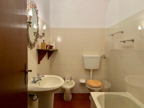 奥比多斯Pátio da Muralha的浴室配有盥洗盆、卫生间和浴缸。