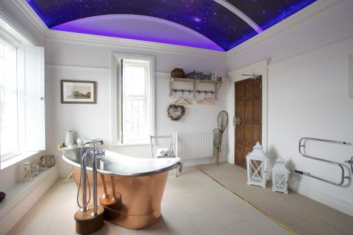 米尔福德昂西力推韦斯托沃大厅酒店的一间带大浴缸和星空天花板的浴室