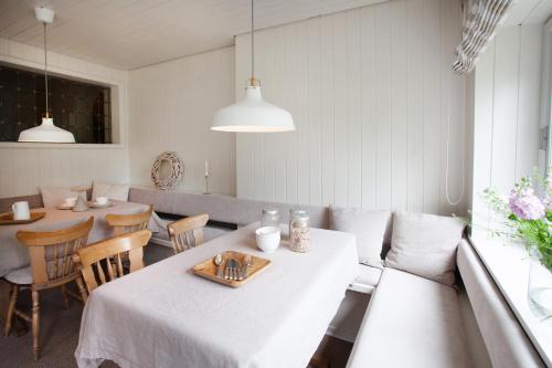 GarstedtLohmann`s的一间配备有白色桌椅的用餐室