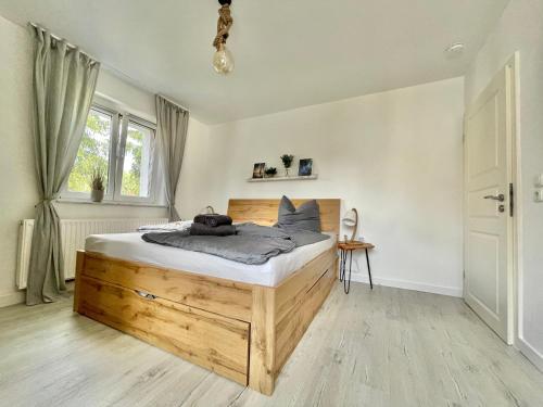 马克莱贝格NEU Auszeit in moderner Wohnung in Seen-Nähe的一间卧室,卧室内配有一张木床