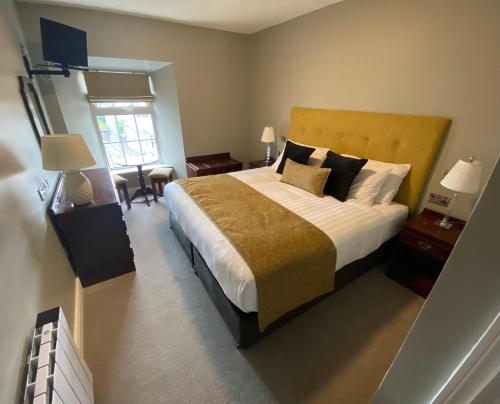 巴利纳The Loft的一间卧室设有一张大床和一个窗户。