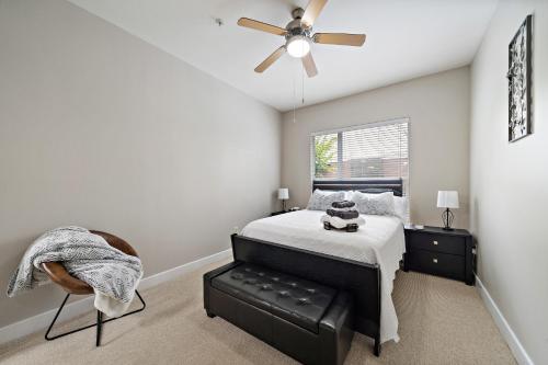 休斯顿Corporate rental unit City Centre, Energy Corridor的一间卧室配有一张床和吊扇