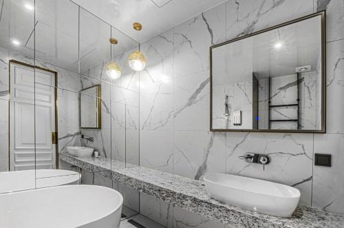 首尔Hotel the Castle bangi 2nd的白色的浴室设有两个盥洗盆和镜子