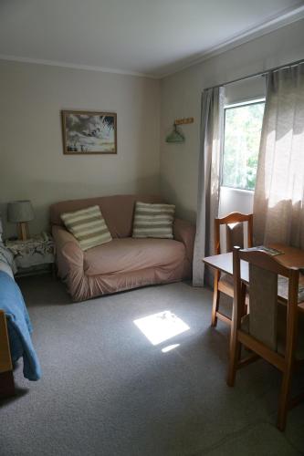 格雷敦Ivy's Cottage的客厅配有沙发和桌子