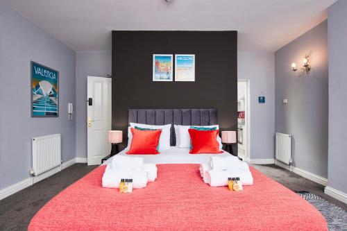 达宁顿堡Delven House, Apartment 2的一间卧室配有一张带红色枕头的大床