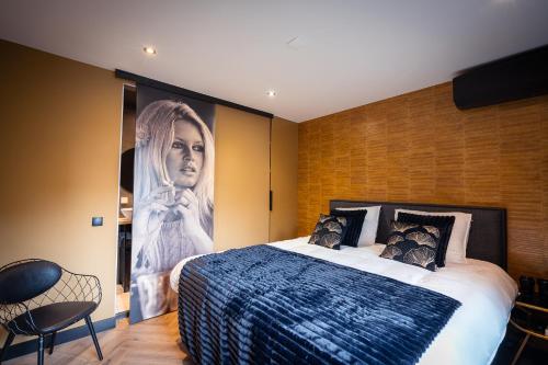皮尔默伦德B&B Bardot的卧室配有一张女士大招贴画