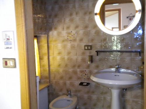 莫埃纳House Casa Defrancesco的一间带水槽和镜子的浴室