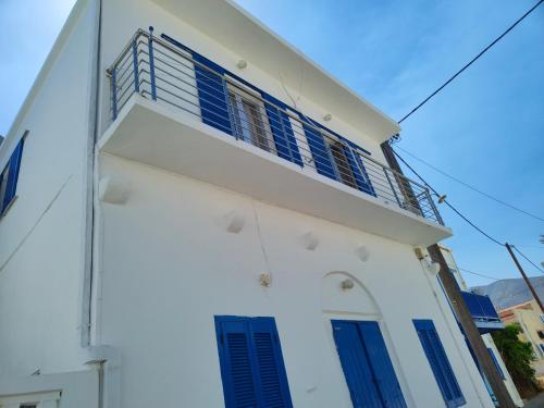 弗赖Fotini & Dimitrios的白色的建筑,上面有蓝色百叶窗