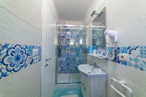 蓬扎Albergo Le Querce的带淋浴和盥洗盆的浴室