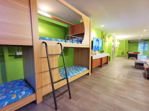 古晋AV HomeStay - Kuching MJC的带双层床的房间和客厅