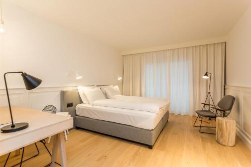 马塞克De Sjeiven Dorpel的酒店客房配有一张床、一张书桌和一张书桌。