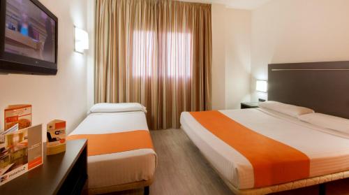 富恩拉夫拉达H2富恩拉布拉达酒店的酒店客房设有两张床和一台平面电视。