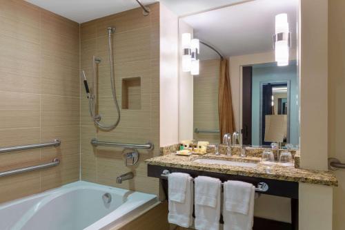 迪尔菲尔德海滩迪尔菲尔德海滩温德姆度假酒店的带浴缸、水槽和淋浴的浴室