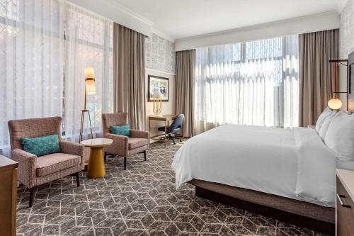 芝加哥Bluegreen Vacations Hotel Blake, Ascend Resort Collection的酒店客房,配有一张床和两把椅子