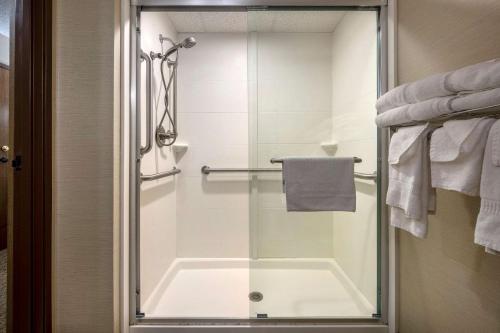 米勒斯堡米勒斯堡康福特茵酒店的浴室里设有玻璃门淋浴