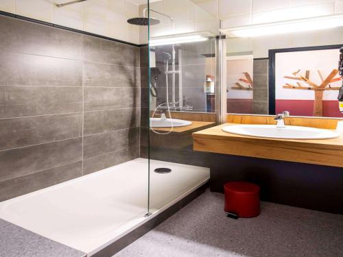 赛Greet Hôtel Castres Saix的带淋浴和盥洗盆的浴室