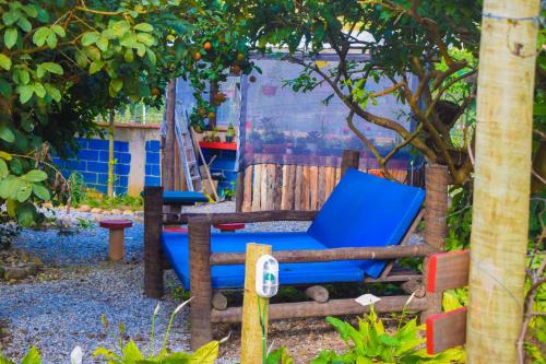 新弗里堡Hospedaria Rancho Ferreira的坐在花园里的一对蓝色椅子