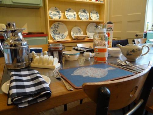 比斯特海福德住宿加早餐旅馆的厨房柜台配有餐桌和餐具