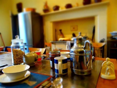 比斯特海福德住宿加早餐旅馆的一个带餐具的厨房台面和茶壶