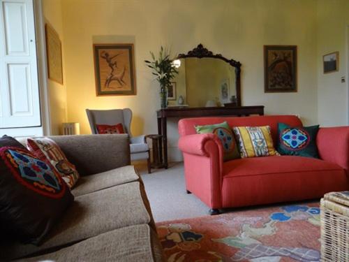 比斯特海福德住宿加早餐旅馆的带沙发和红色椅子的客厅