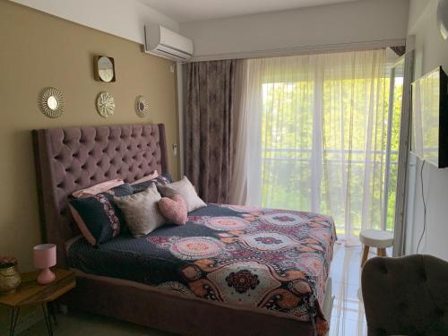 巴尔Sea&Center Lux的一间卧室设有一张大床和大窗户