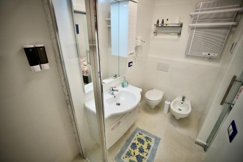Ambra Apartment的一间浴室