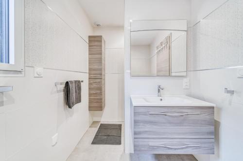 SancheyLes Bambous的白色的浴室设有水槽和镜子