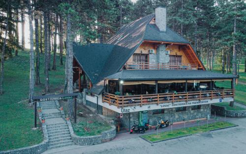 比哈奇Prenoćište/Restoran Lovac的屋顶上的房子