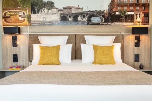 图卢兹Residhome Toulouse Ponts Jumeaux的一张带白色枕头的床,享有桥梁的景致