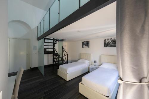 罗马拱形罗马套房旅馆的一间带两张床的卧室和楼梯